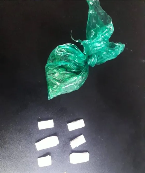 Demoraron a un hombre que transportaba envoltorios con droga