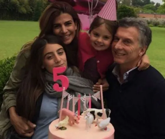 El gesto de la primera dama con los dos padres de sus hijas