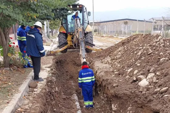 Aguas del Norte realiza el recambio de nuevos metros de cañerías en barrio El Huaico