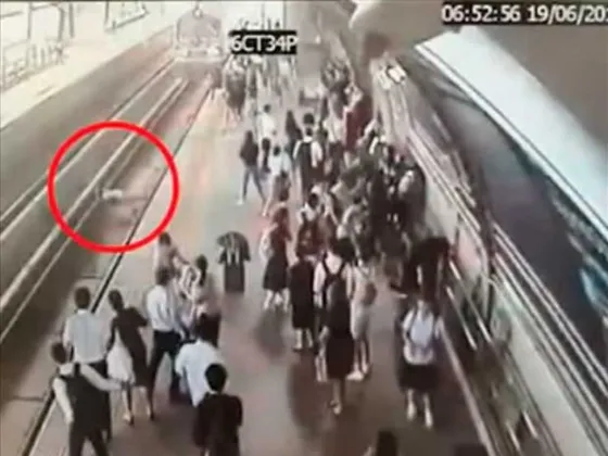 Video impactante: Una mujer embarazada cae a las vías del tren y es arrollada