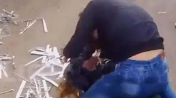 Salvaje pelea entre dos chicas a la salida de un colegio. Mirá el video