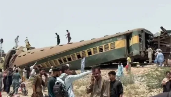 Un tren descarriló y dejó 30 muertos en Pakistán