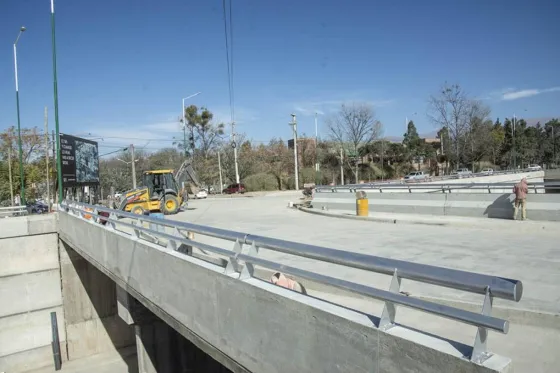 Habilitan uno de los puentes sobre el paso bajo nivel en la rotonda de Grand Bourg