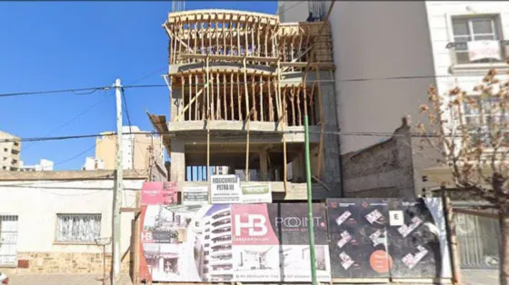 Tragedia en una obra: un hombre perdió la vida tras caer al vacío