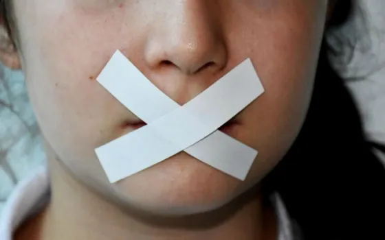 Por hablar mucho la maestra le puso una cinta en la boca y se asfixio