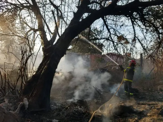 Bomberos sofocaron dos incendios registrados en Capital y el interior