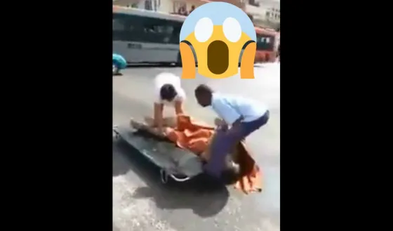 Coche fúnebre pierde cadáver por el camino. Video