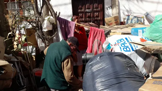 Abuelos fueron desalojados de un alquiler