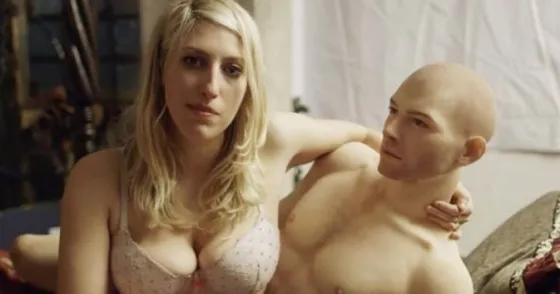 Increíble: Se acostó con un robot y quedó fascinada. Video