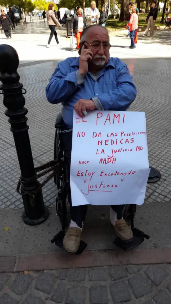 Un abuelo se encadenó en la Plaza 9 de Julio