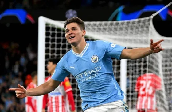 Julián Alvarez anotó dos goles en el City que goleó al Estrella Roja