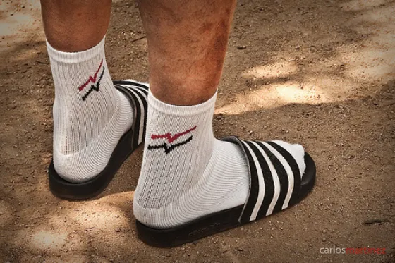 ¡Lo logramos! se pusieron de moda las ojotas con medias y hasta hay un rap sobre esta tendencia