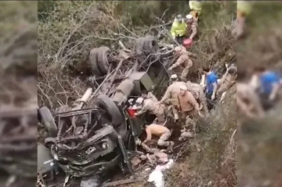 Un camión del Ejército desbarrancó y hay al menos cuatro muertos