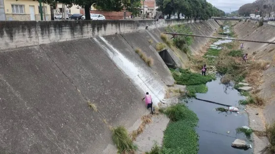 Se realizan tareas de limpieza en el canal Yrigoyen