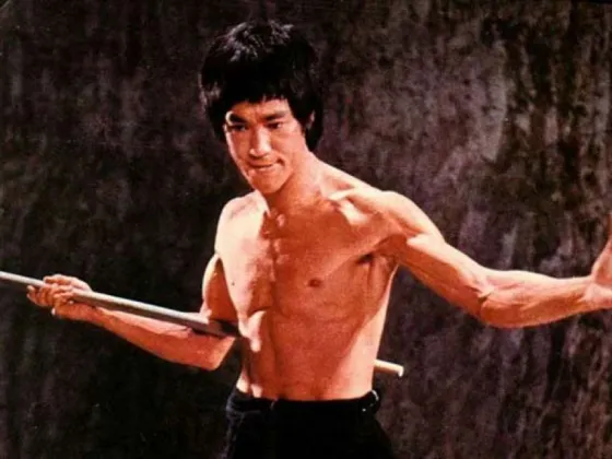 Se la re bancaba: encuentran imágenes de una pelea real de Bruce Lee. Mirá el video