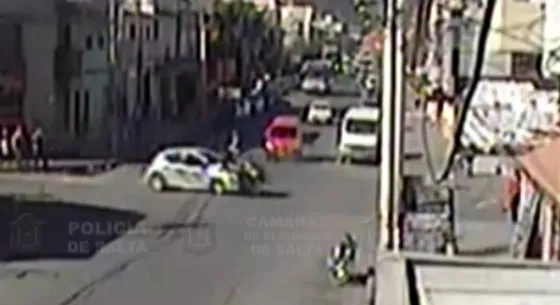 Tremendo accidente entre un auto y una moto. Video