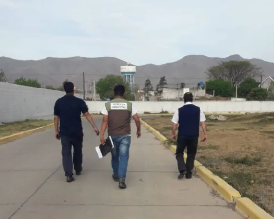 Multaron a un mayorista por arrojar efluentes a la vía pública