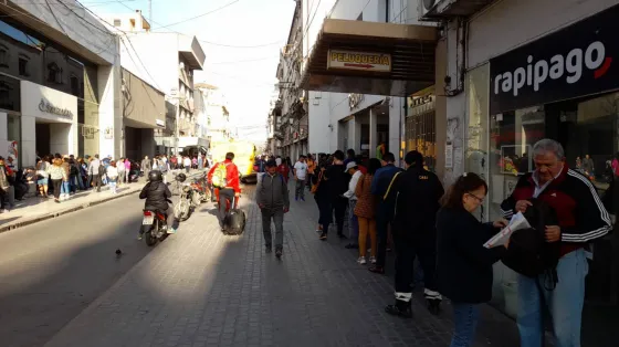 Largas filas en los bancos generan preocupación