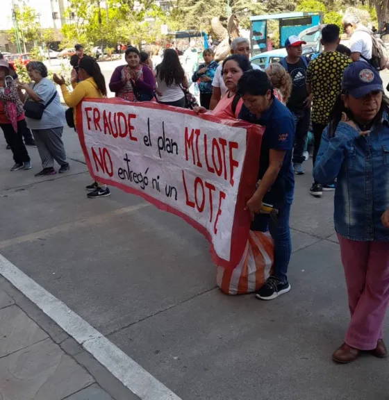 Concentración en la Legislatura de los vecinos de B° Ampliación Santa Ana 2