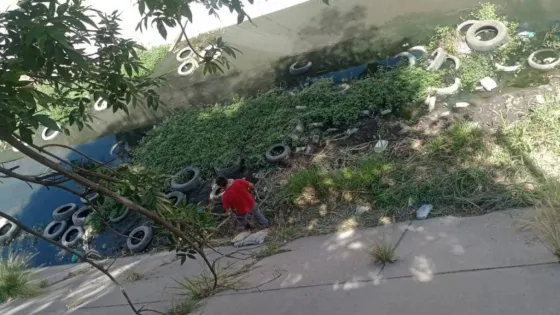 Multaron a una gomería por arrojar neumáticos en el canal Yrigoyen