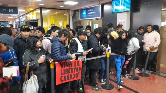 Jóvenes esperan a Javier Milei en el sector de arribos del aeropuerto