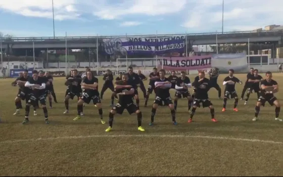 Hicieron un Haka antes de un partido de fútbol. Video