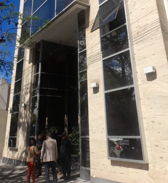 Investigan la muerte de una mujer que cayó desde el 10° piso de un edificio en Av. Sarmiento