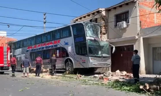 Un colectivo de turismo se incrustó en una vivienda