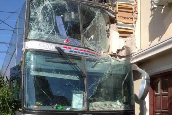 Habló el dueño del colectivo que chocó una casa en zona norte
