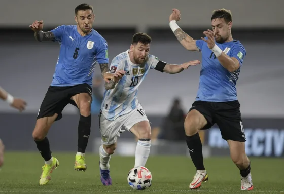 Argentina recibe a Uruguay en La Bombonera en busca de mantener el invicto