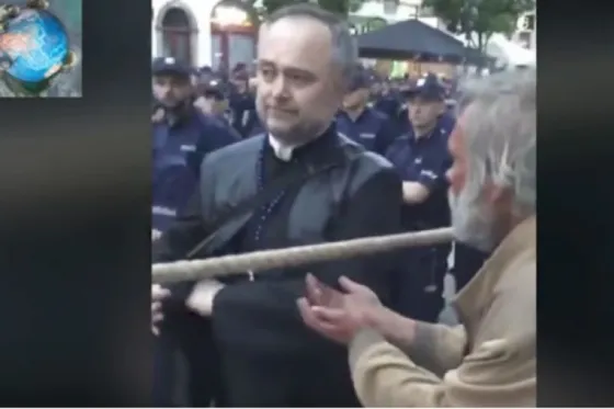 Sacerdote humilla a una persona en situación de calle. Video