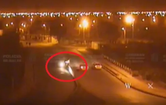 Un auto chocó contra la platabanda. Video