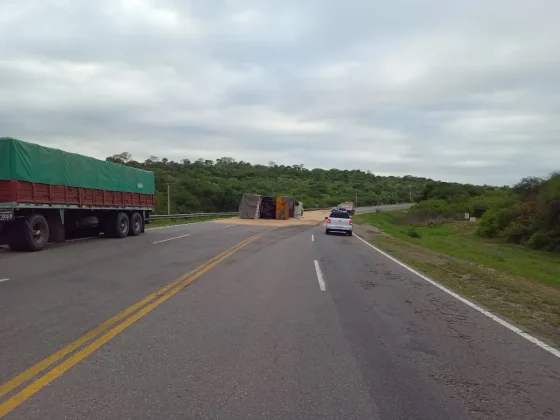 Volcó un camión en la ruta 9/34, a la altura de la Difunta Correa