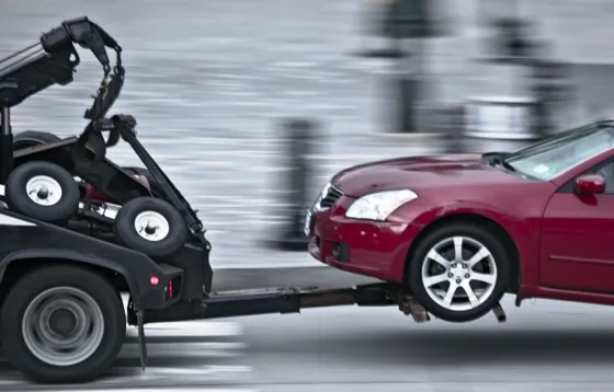 Por ayudar la grúa se llevó su auto con su hijo adentro