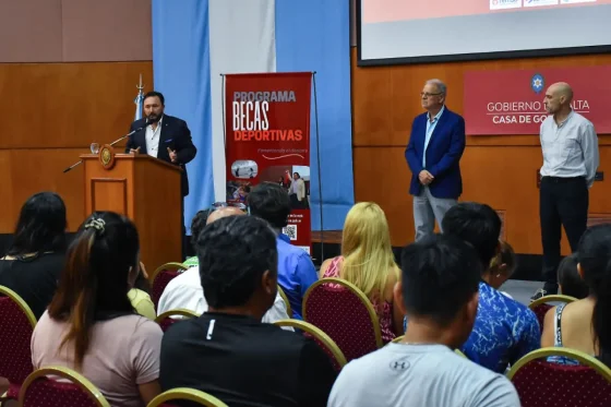 Se entregaron becas a deportistas de alto rendimiento