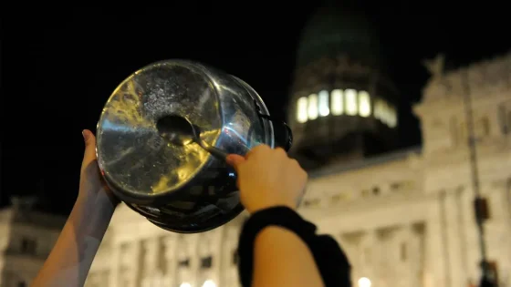 Masiva convocatoria en Plaza Congreso para rechazar el DNU