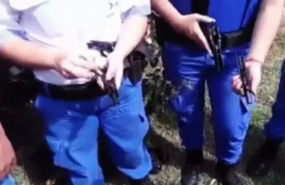 Policías no saben usar sus armas. Video