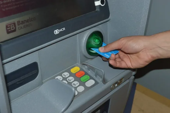 Comenzó el pago de sueldos a los empleados públicos