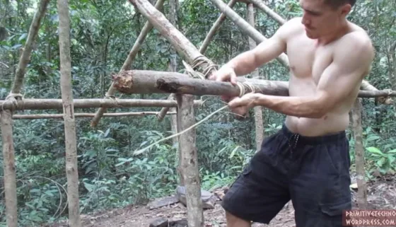 Construyó una casa usando ramas y barro como materiales. Video