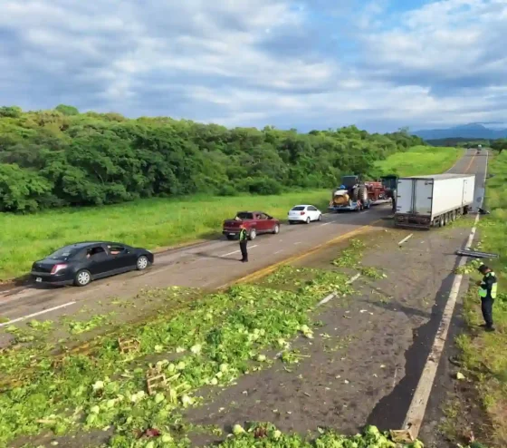 Investigan un siniestro vial con víctima fatal entre dos camiones y una moto