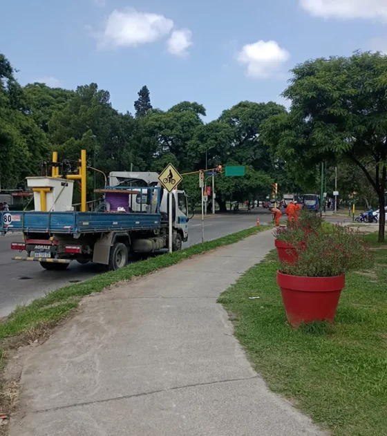 Avanzan los trabajos de instalación de semáforos en el carril este de Yrigoyen y San Martín