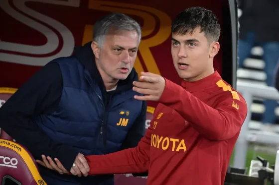Mourinho dejó de ser el DT de la Roma de Dybala y Paredes