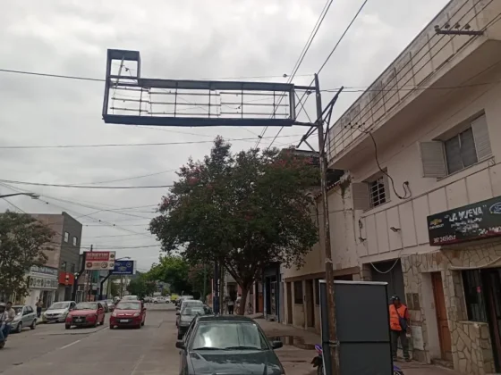 Multaron a 5 comercios por tener cartelería en mal estado