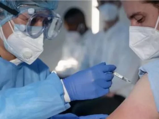 Ante el aumento de casos de Covid-19, recomiendan reforzar la vacunación