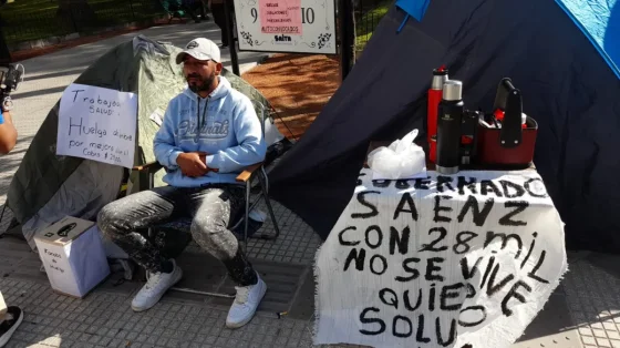 Trabajador de Rosario de la Frontera en huelga de hambre en la Plaza 9 de Julio