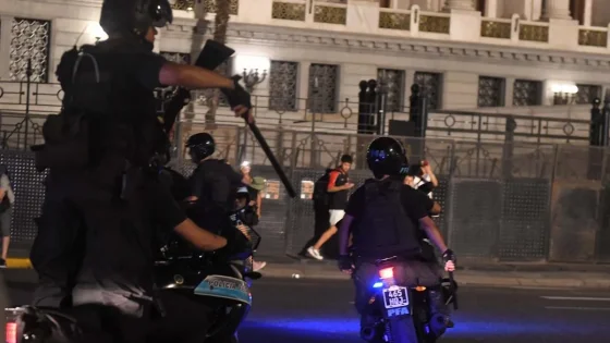 Incidentes frente al Congreso entre efectivos policiales y los manifestantes
