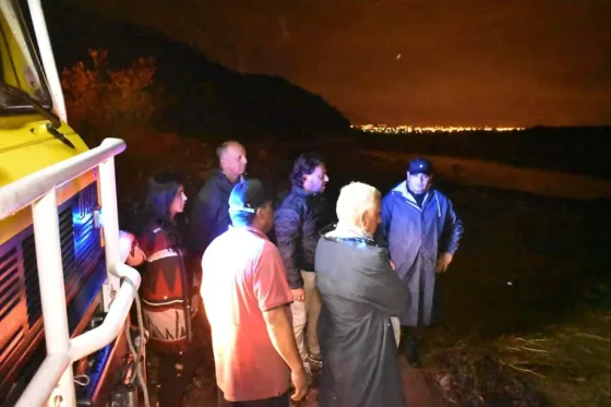 Una familia tuvo que ser rescatada del Río Wierna