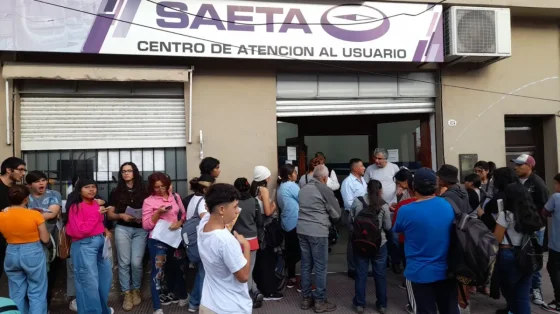 Interminables filas en Saeta para renovar el pase libre estudiantil