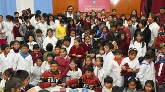 Sáenz entregó más de 250 mil manuales escolares