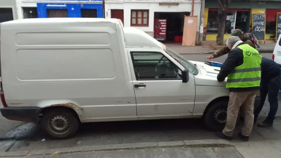 Secuestraron un vehículo que circulaba sin habilitación y con 300 kg de pollo en mal estado